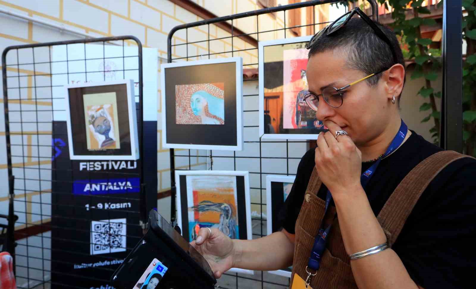 İranlı ressam 150’ye yakın eserinin kaybolduğu iddiasıyla polise başvurdu