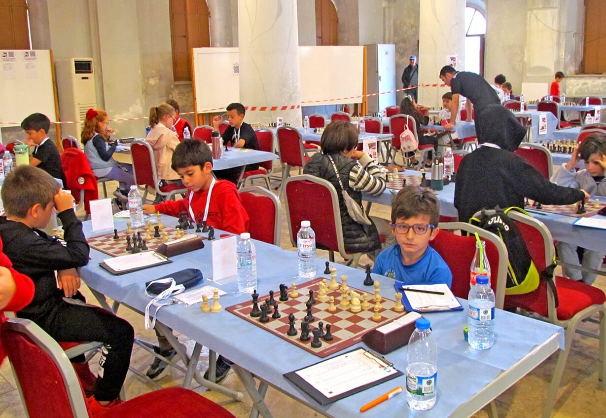 &Ccedil;eşme&rsquo;de satran&ccedil; turnuvası d&uuml;zenlendi
