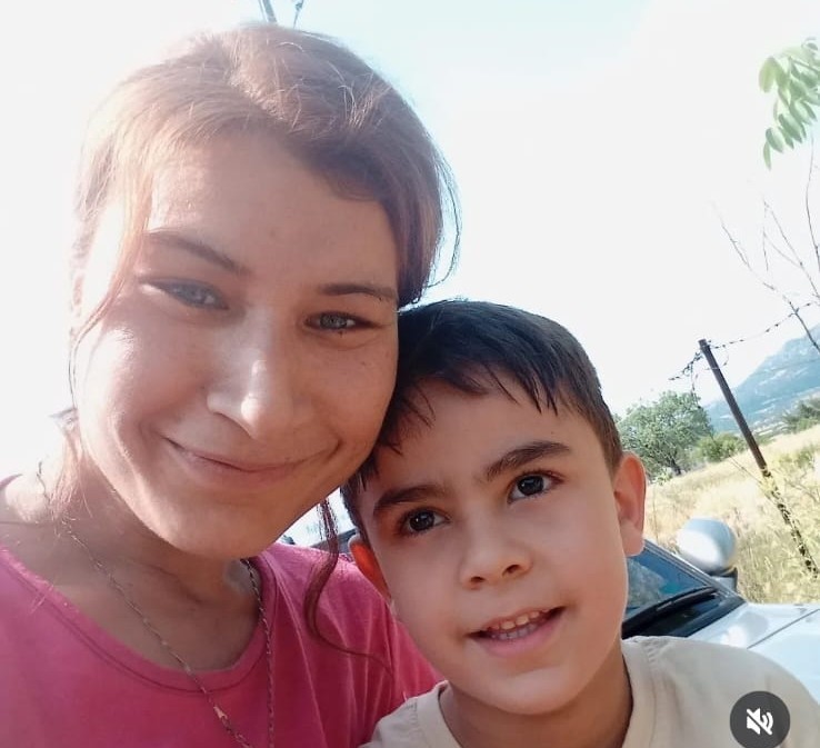 Süt toplama merkezine giden kadın kullandığı traktörün altında kaldı