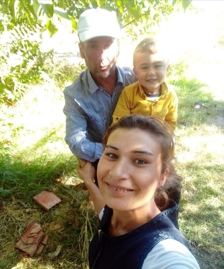 Süt toplama merkezine giden kadın kullandığı traktörün altında kaldı
