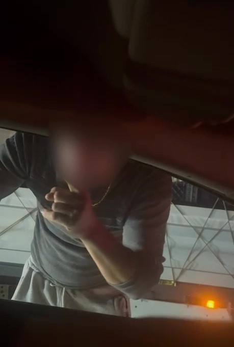 Aracın önünü kesip yumruklayan ve küfür eden trafik magandasına ev hapsi