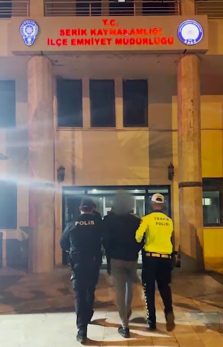 Aracın &ouml;n&uuml;n&uuml; kesip yumruklayan ve k&uuml;f&uuml;r eden trafik magandasına ev hapsi
