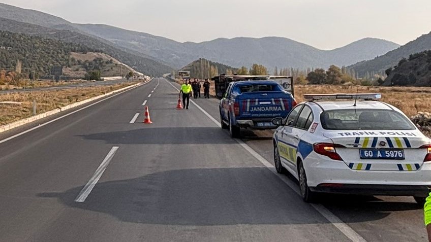 Trafik polisi cam kırıkları ve taş d&ouml;k&uuml;len yolu fır&ccedil;ayla temizledi

