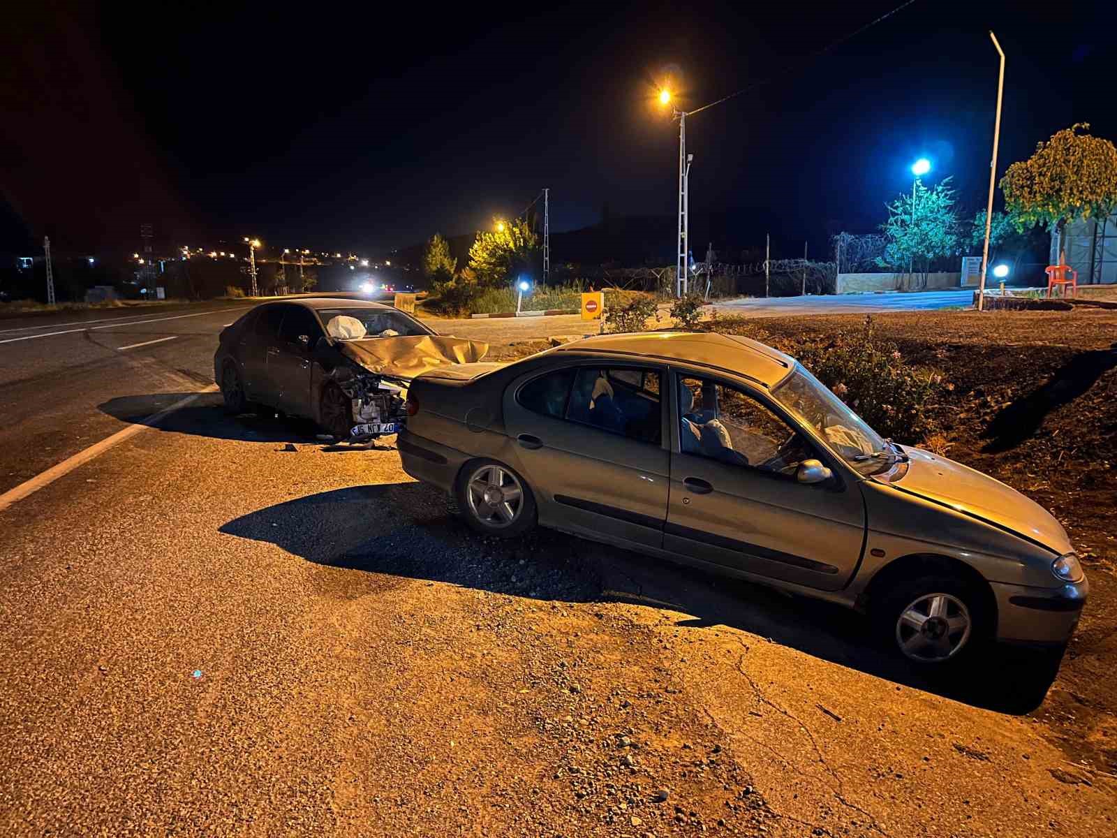 Akaryakıt istasyonuna girmek isteyen araç bir başka araçla çarpıştı: 1’i ağır 8 yaralı

