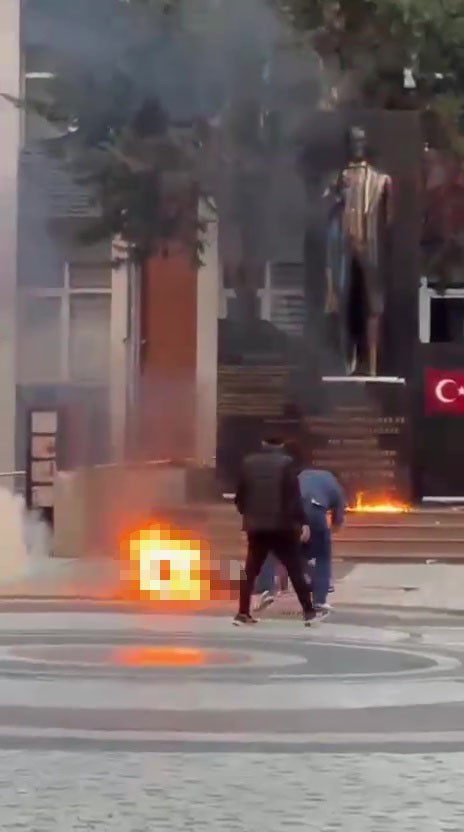 Zonguldak’ta psikolojik sorunları olduğu iddia edilen şahıs kaymakamlık önünde kendini yaktı