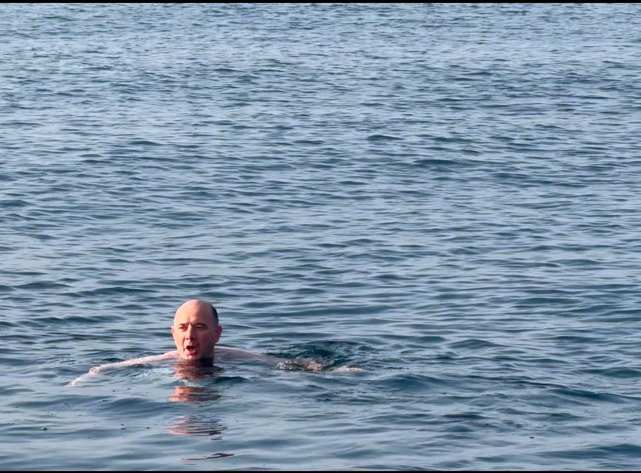 Kasımda deniz keyfi: Giresun Valisi Serdengeçti, adada yüzdü
