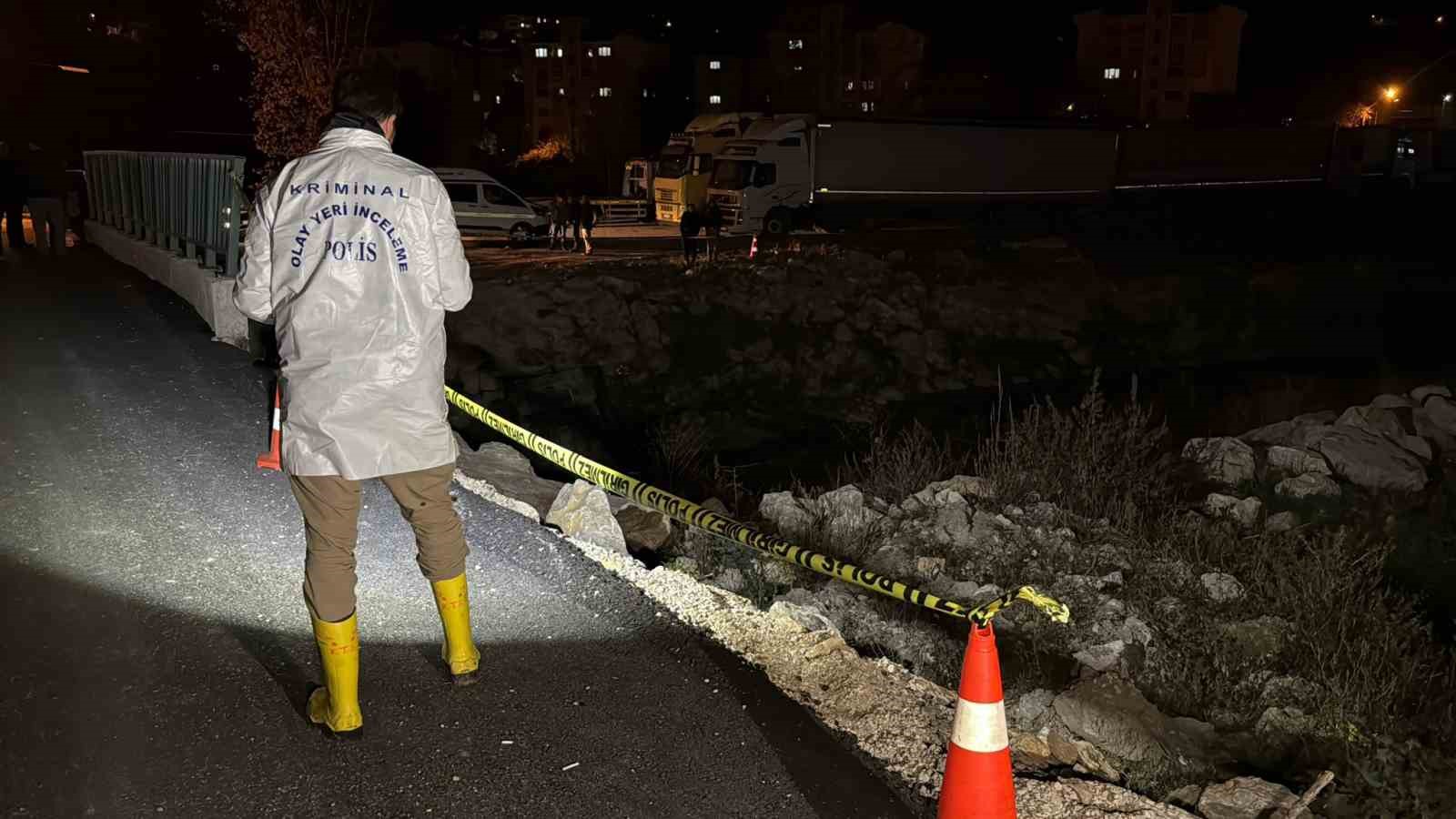 Kontrolden çıkan otomobil dereye uçtu: 1 ölü, 1 yaralı
