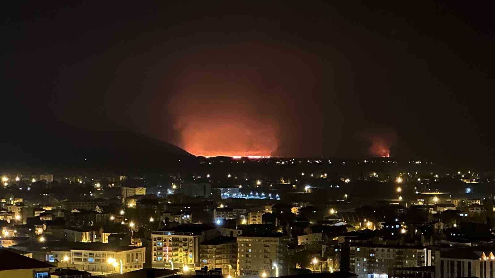 Yüksekova’da kuş cenneti olan Nehil Sazlığı yanıyor: Yangın tüm ilçeden görüldü

