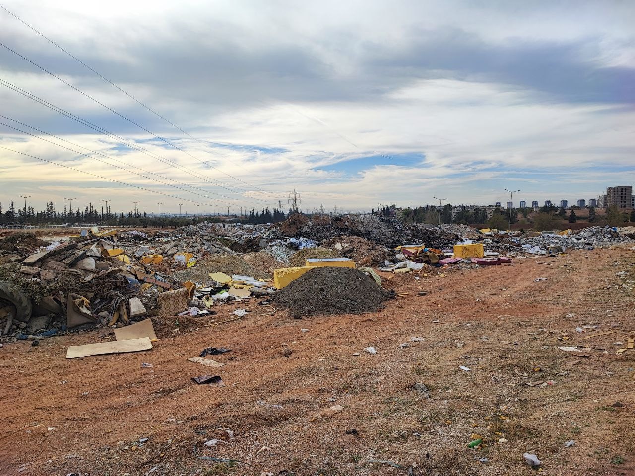 Boş arazi &ccedil;&ouml;pl&uuml;ğe &ccedil;evrildi: Atık yakılarak hem &ccedil;evre hem hava kirleniyor
