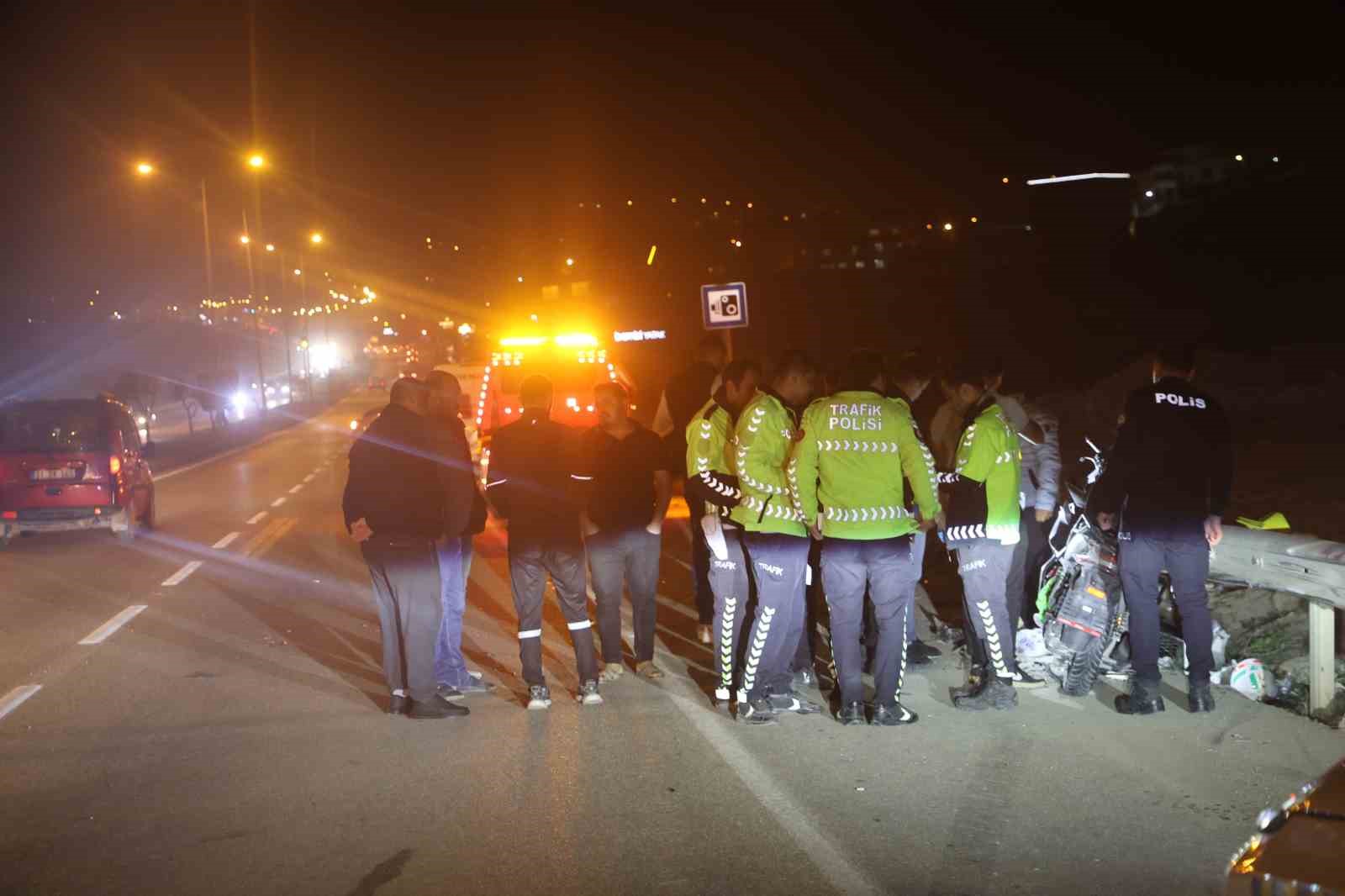 Kazada ölen 17 yaşındaki yeğeninin eşyalarını olay yerinde gözyaşlarıyla topladı