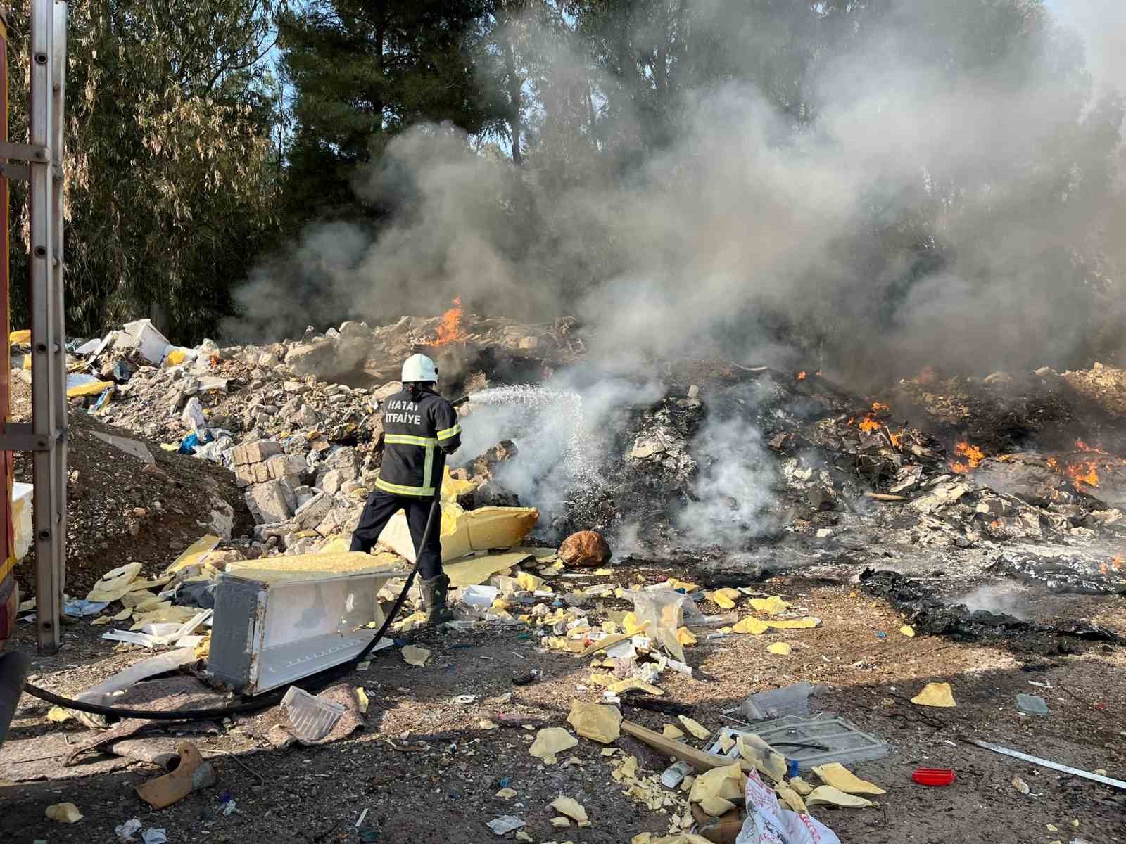 Kırıkhan’da hurdalık alanda çıkan yangını itfaiye ekipleri söndürdü