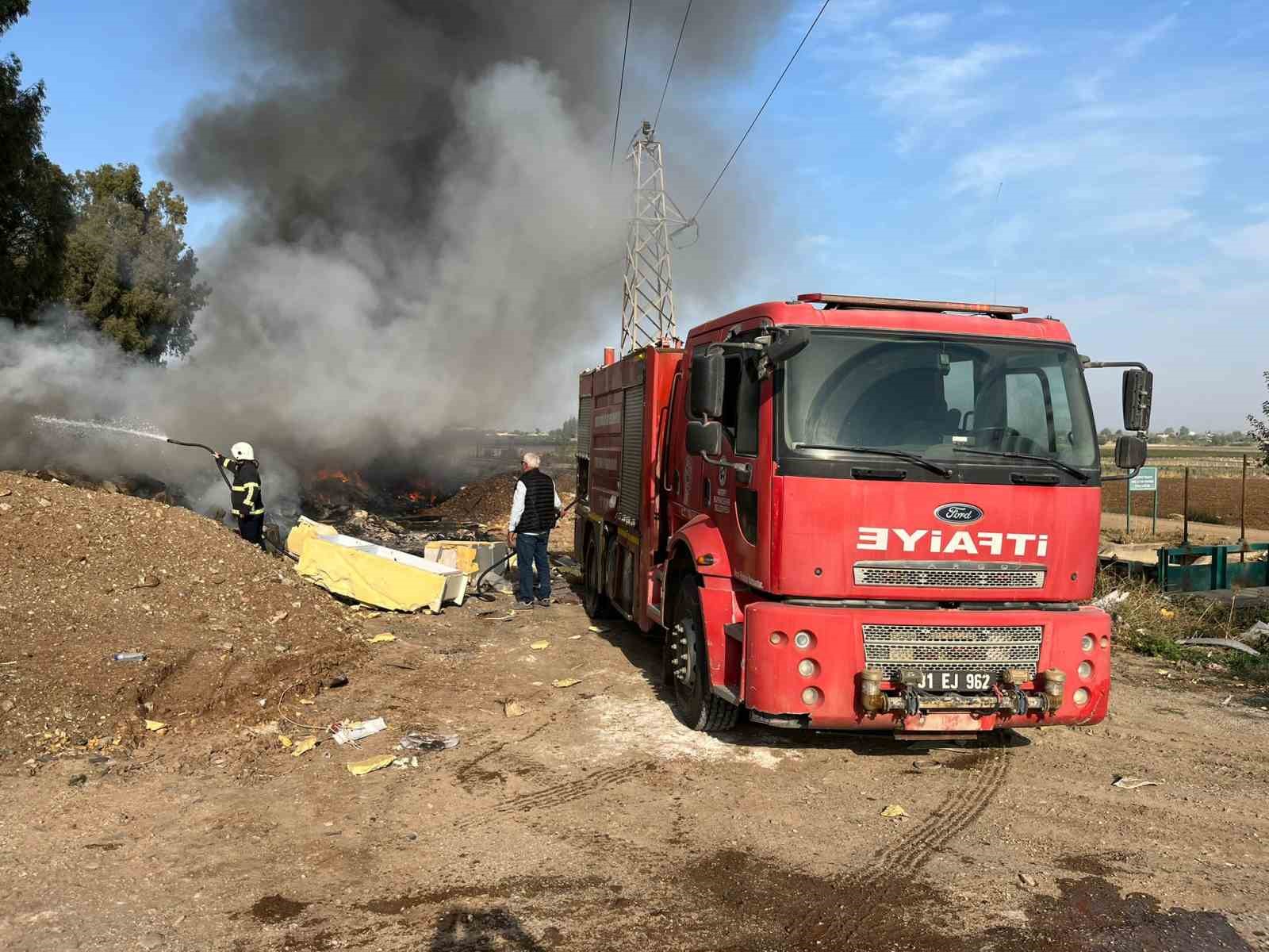 Kırıkhan&rsquo;da hurdalık alanda &ccedil;ıkan yangını itfaiye ekipleri s&ouml;nd&uuml;rd&uuml;
