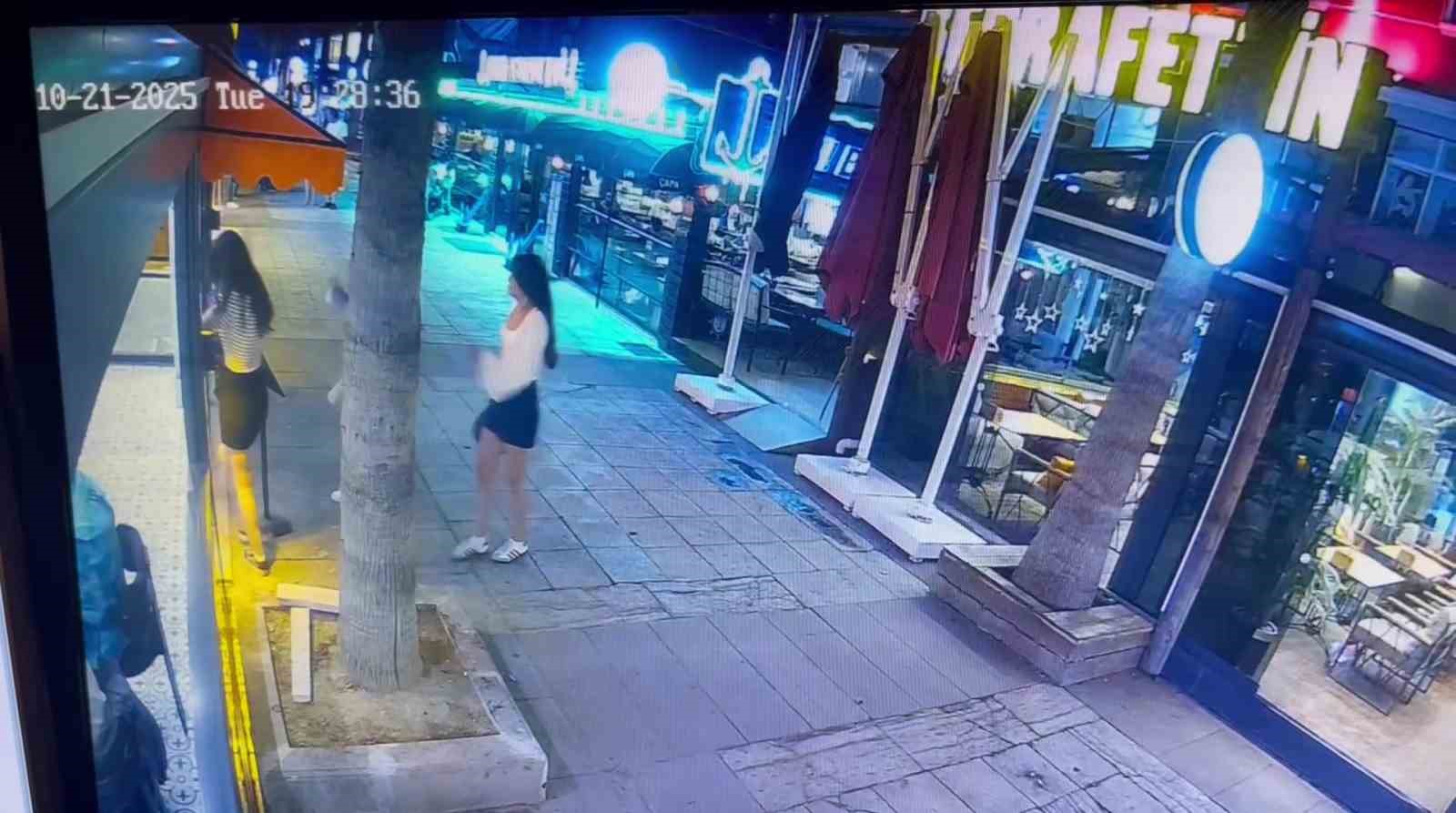 Kafeye gelenler cam kapıyı fark etmeyerek çarptı, çalışanlar "Biz de ne yapacağımızı şaşırdık" dedi