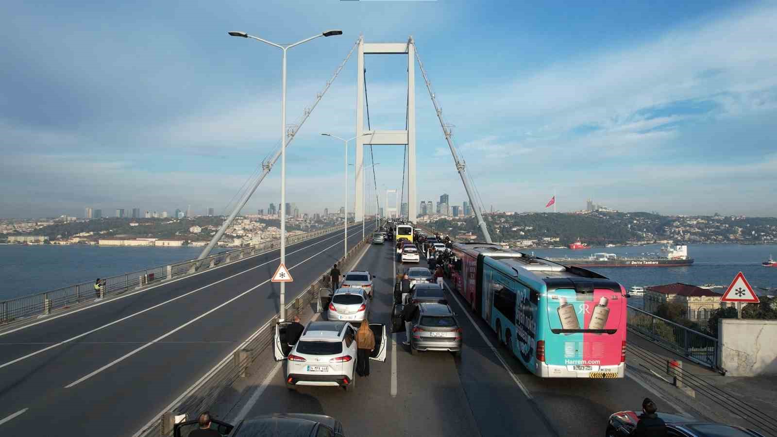 15 Temmuz Şehitler Köprüsü’nde 09.05’te vatandaşlar araçlarından inerek saygı duruşunda bulundu