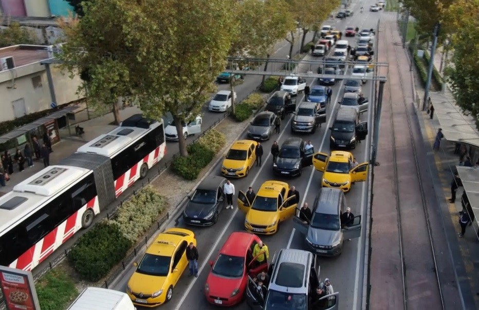 İzmir saat 09.05&rsquo;te Ata&rsquo;sını andı
