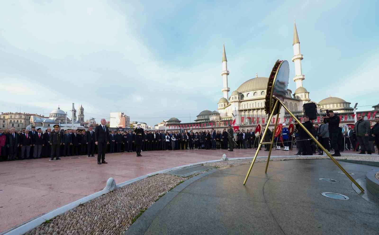 Gazi Mustafa Kemal Atatürk, Taksim Meydanı’nda düzenlenen programla anıldı