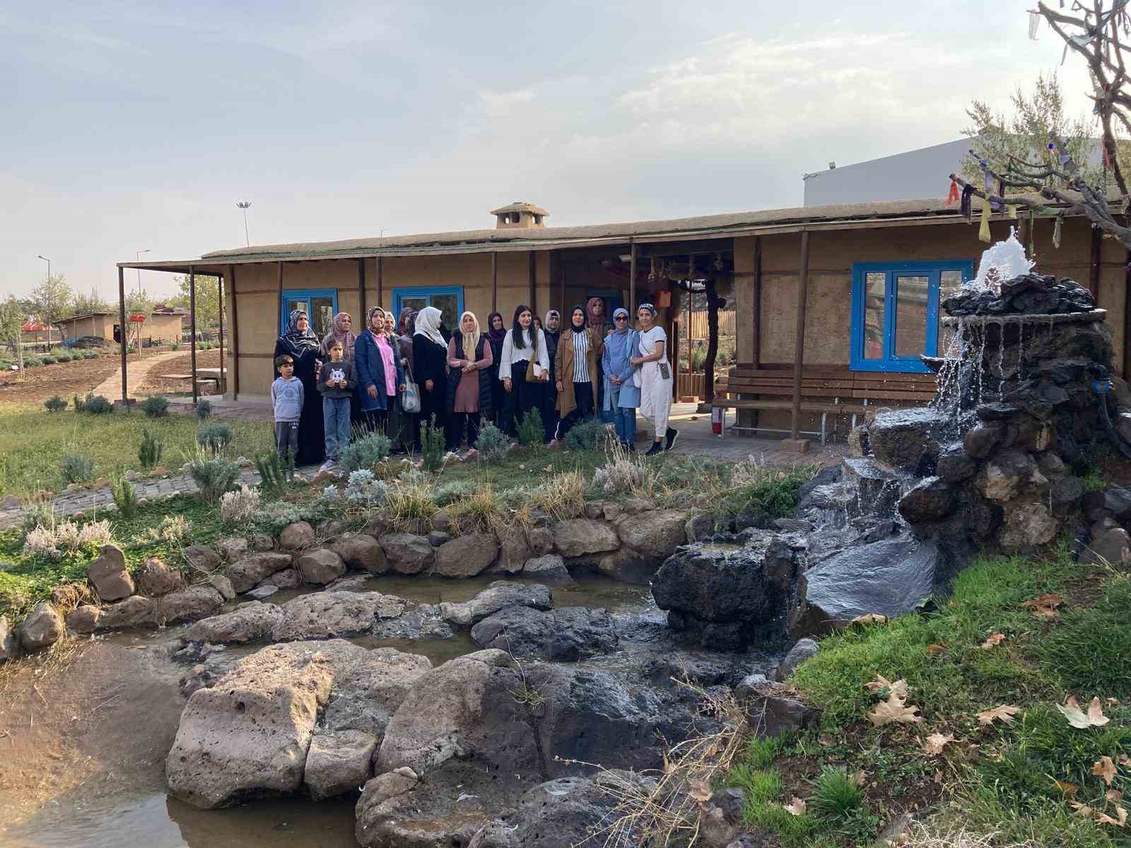 Kadınlar tıbbi ve aromatik bitkileri yerinde tanıyor