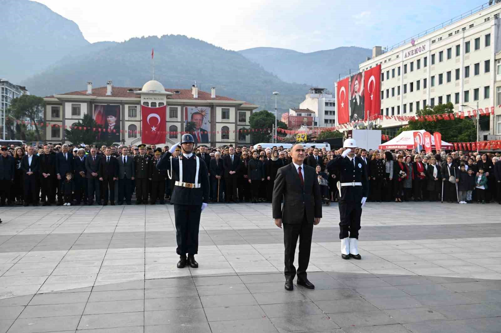 Manisa 2 dakikalığına sessizliğe büründü
