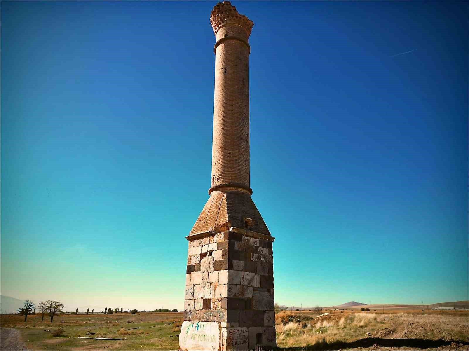 Mescidi yanan caminin minaresi 200 yılı aşkın süredir zamana meydan okuyor