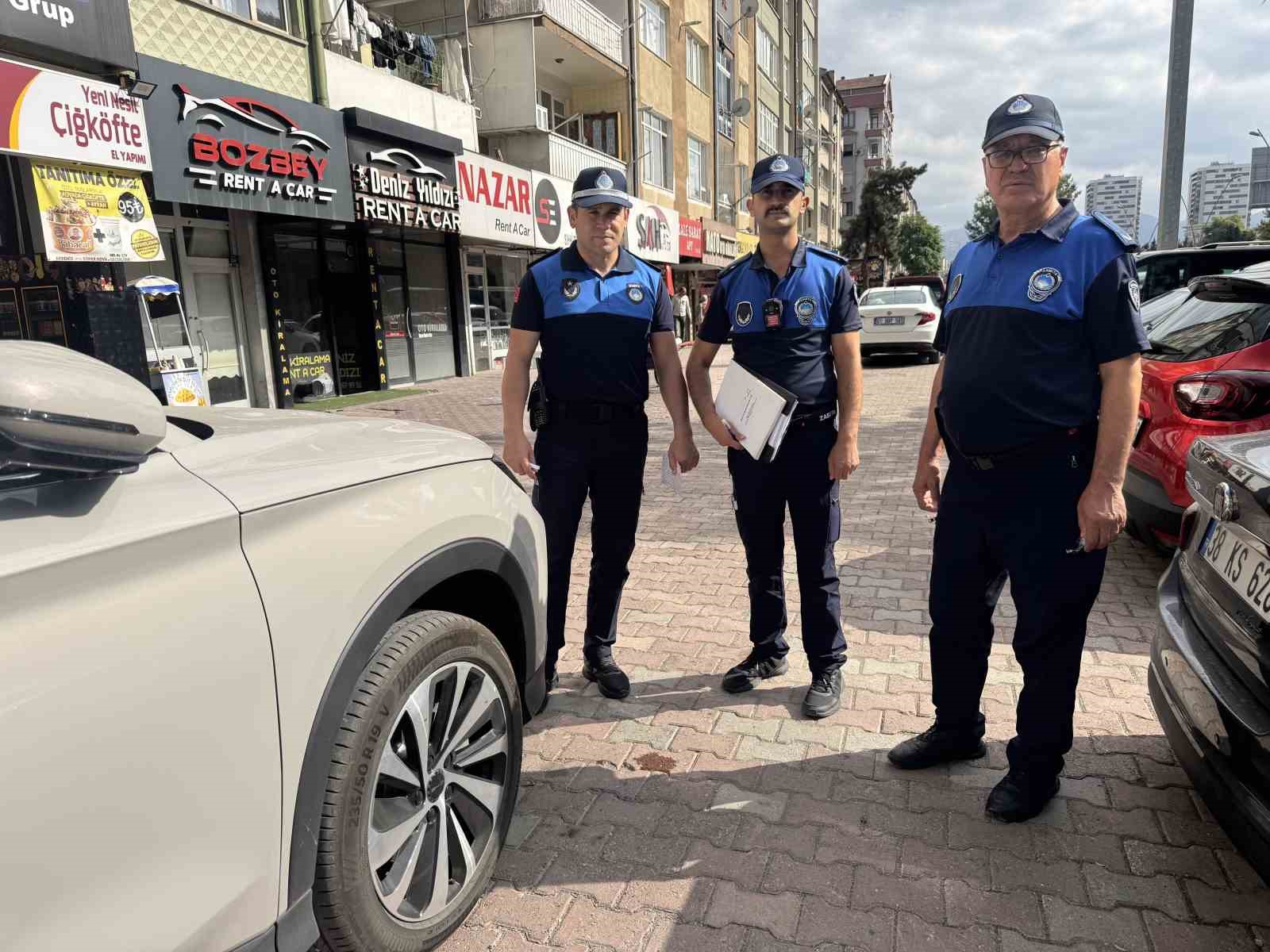 Zabıtadan yaya yoluna park eden araç ve sürücülerine denetim