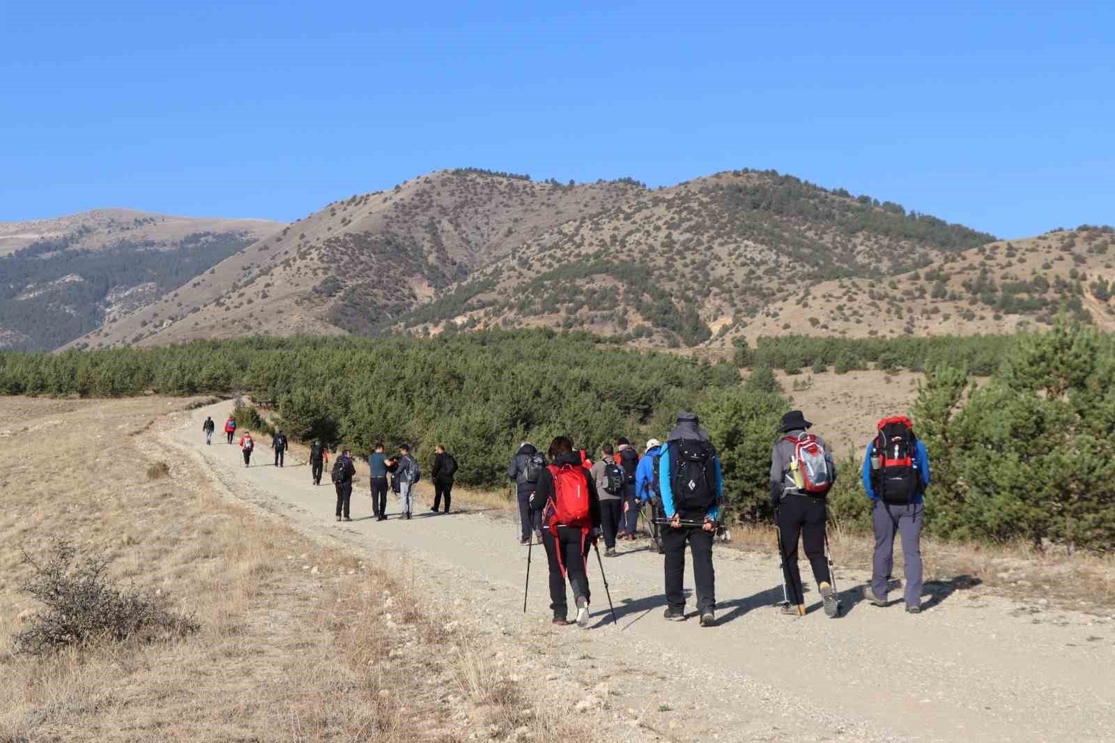Doğal güzelliklerin içinde 16 km yürüdüler