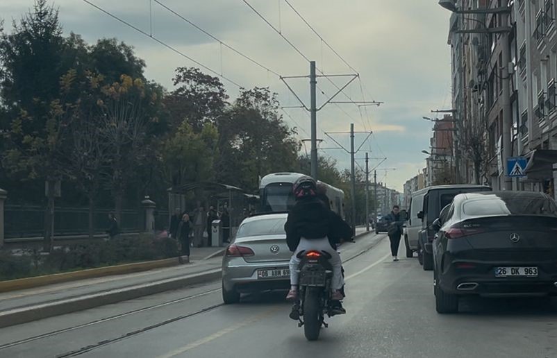 Sürücüsü kasksız, plakasız motosikletin gürültülü egzozu rahatsız etti
