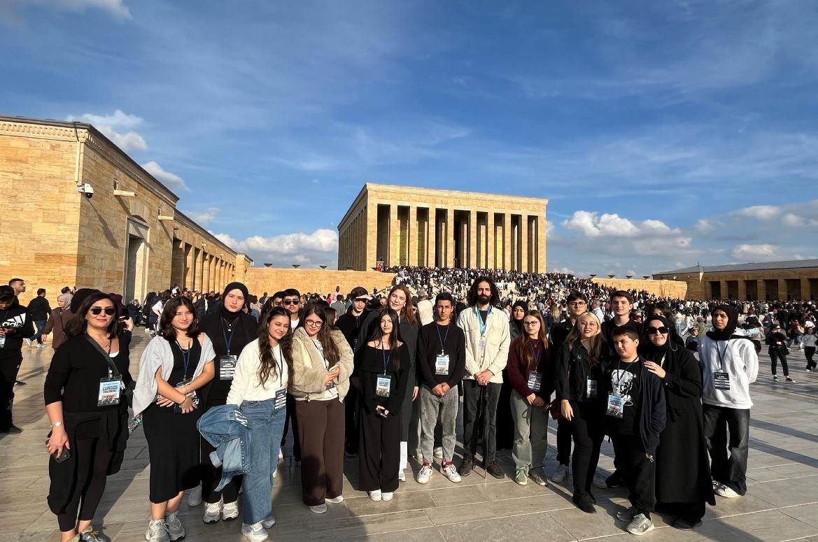 Küçükçekmece Belediyesi 400 genci Anıtkabir’e götürdü