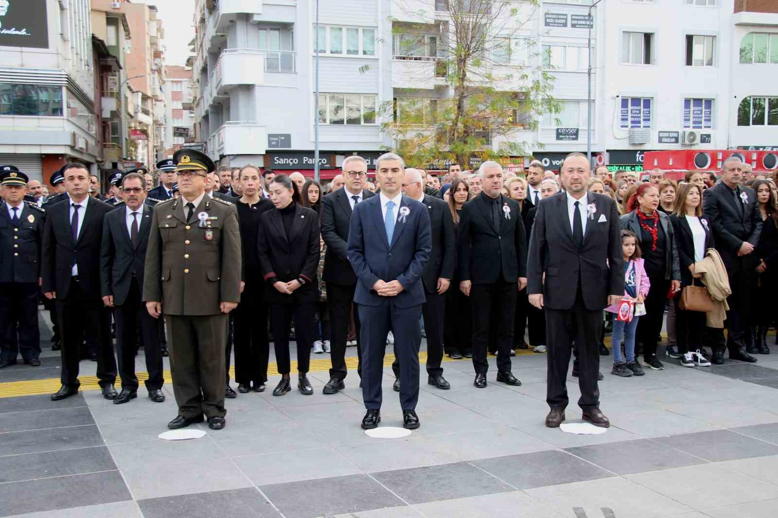Atatürk vefatının 87. yıldönümünde Uşak’ta anıldı