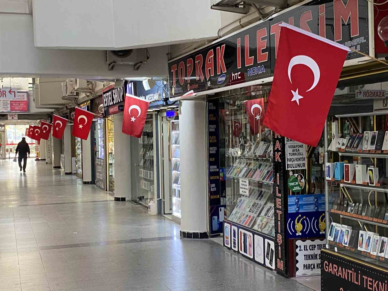 Taşbaşı Çarşısı’ndaki dükkanlar Türk bayrakları ile donatıldı