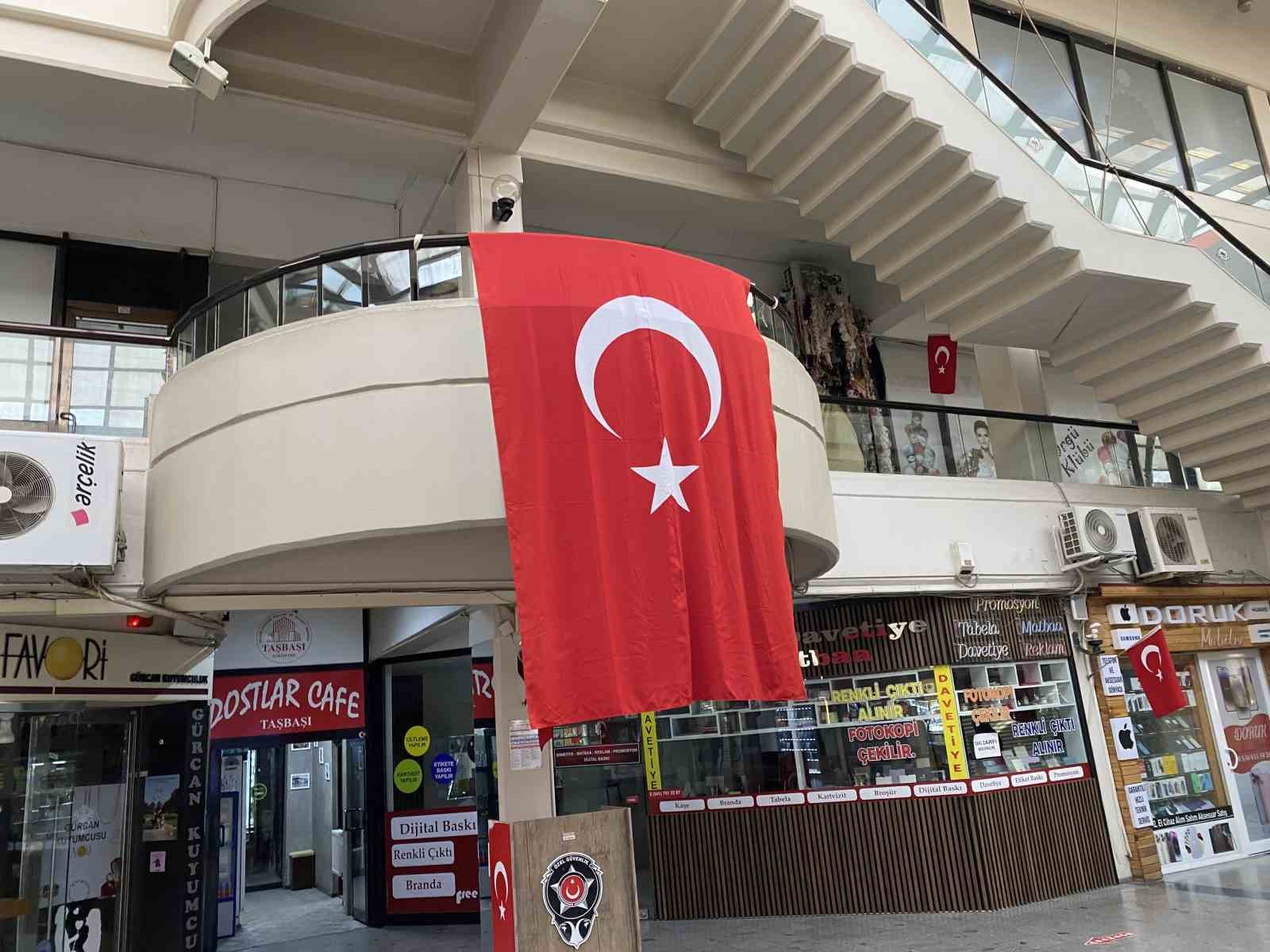 Taşbaşı Çarşısı’ndaki dükkanlar Türk bayrakları ile donatıldı