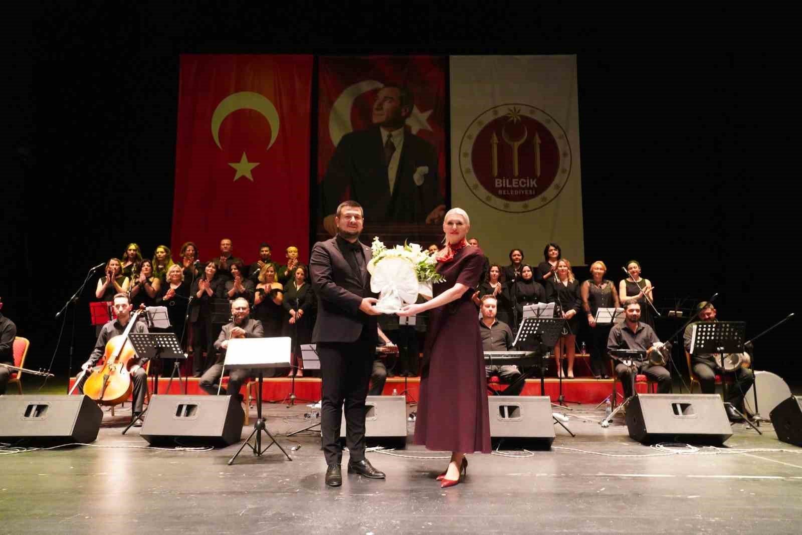 Atat&uuml;rk&rsquo;&uuml;n sevdiği şarkıları hep birlikte s&ouml;ylendi
