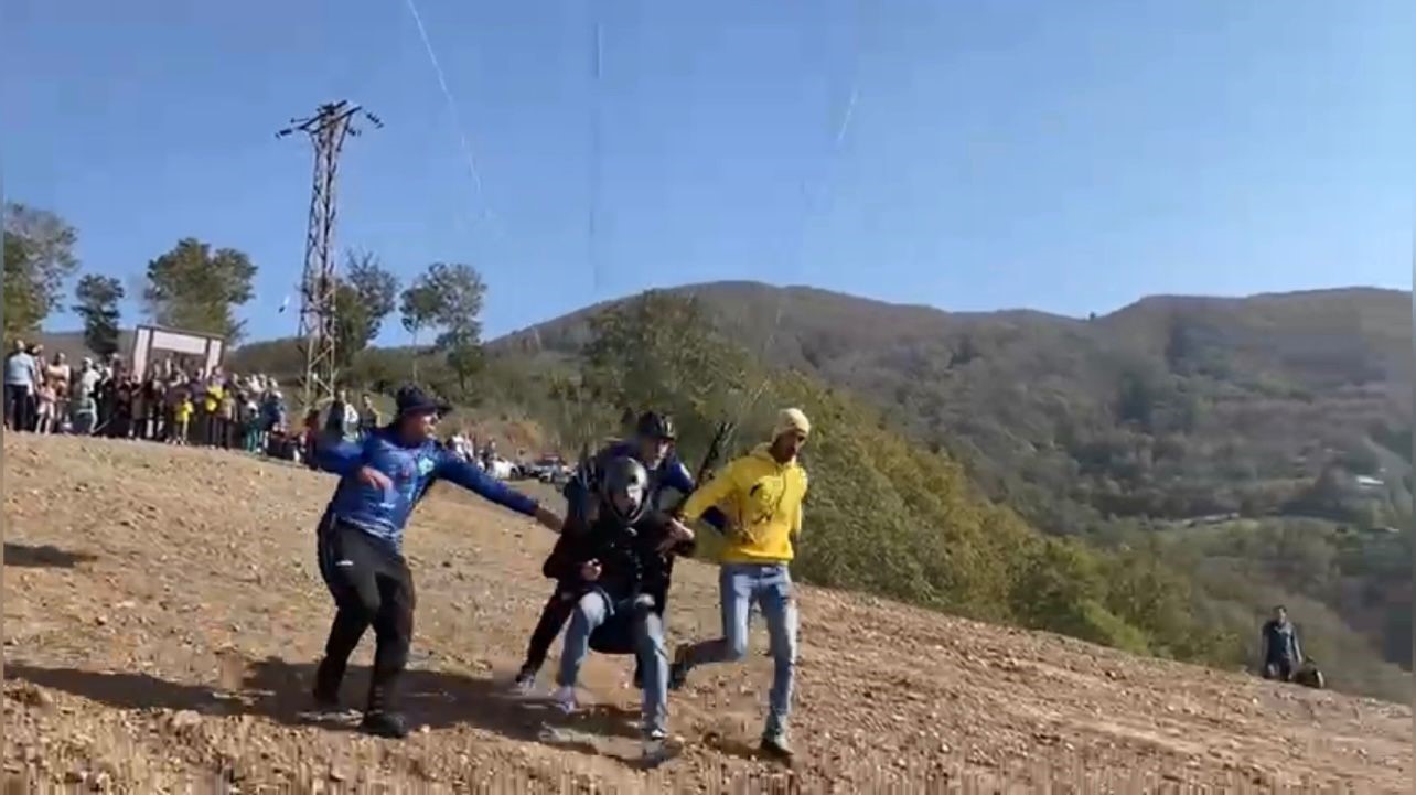 Renkli festivalde kısa süreli korku: Paraşütçü kayaya çarptı