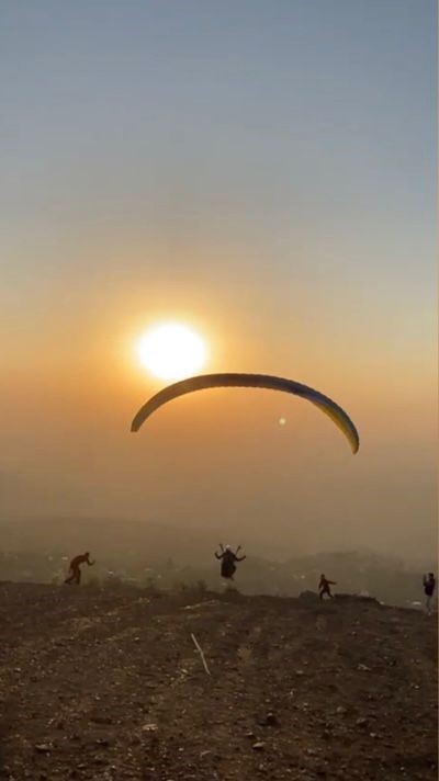 Renkli festivalde kısa süreli korku: Paraşütçü kayaya çarptı
