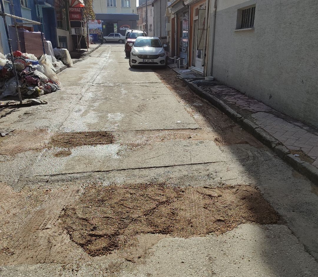 Belediyenin onarmadığı çukurları vatandaş düzeltmeye çalıştı