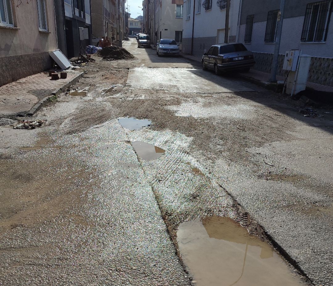 Belediyenin onarmadığı &ccedil;ukurları vatandaş d&uuml;zeltmeye &ccedil;alıştı
