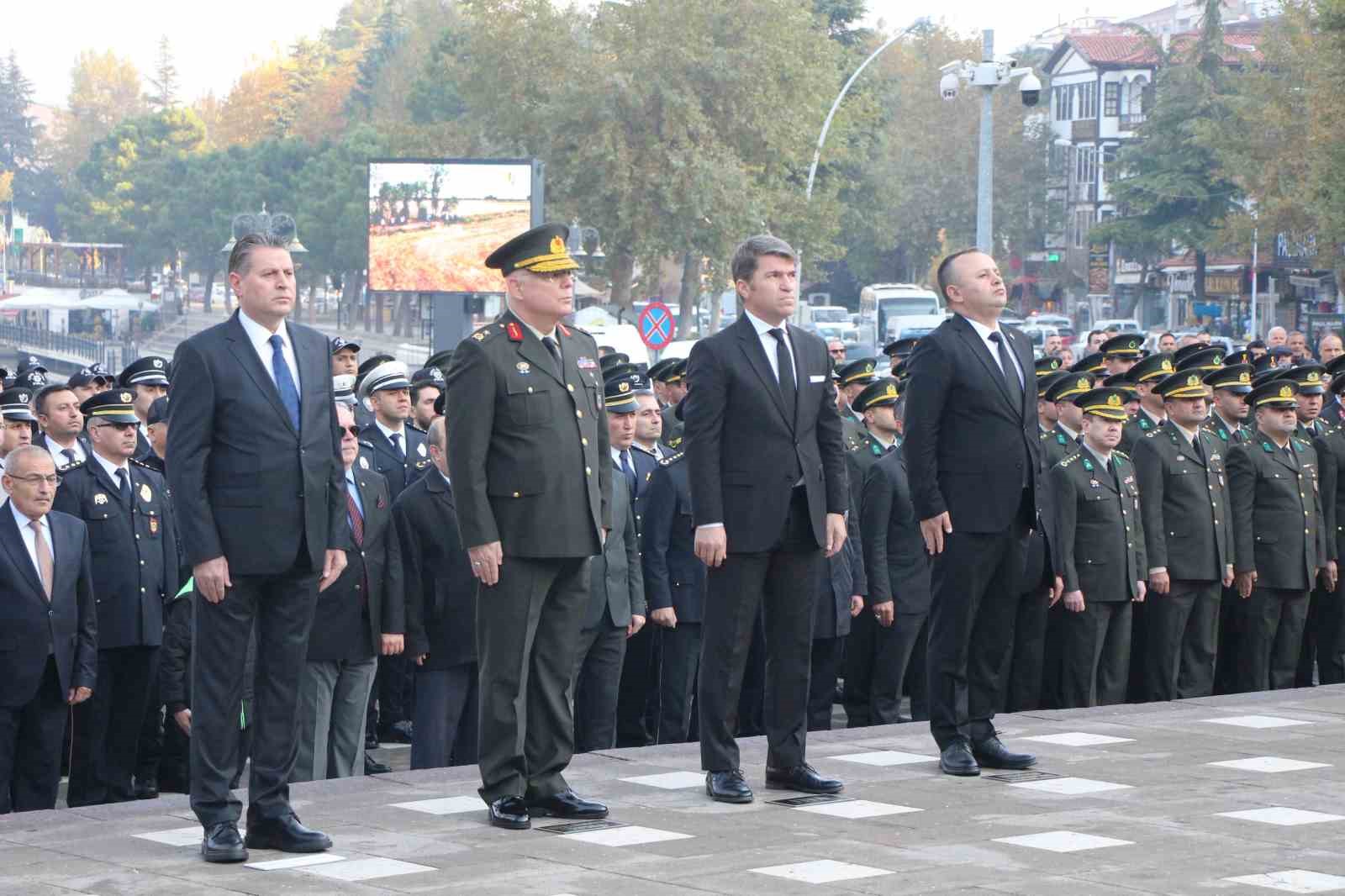 Buğdaylar ayak altında kalmasın diye zamanla yarışıp tören alanını temizledi: "Buğday nimettir, ekmektir"