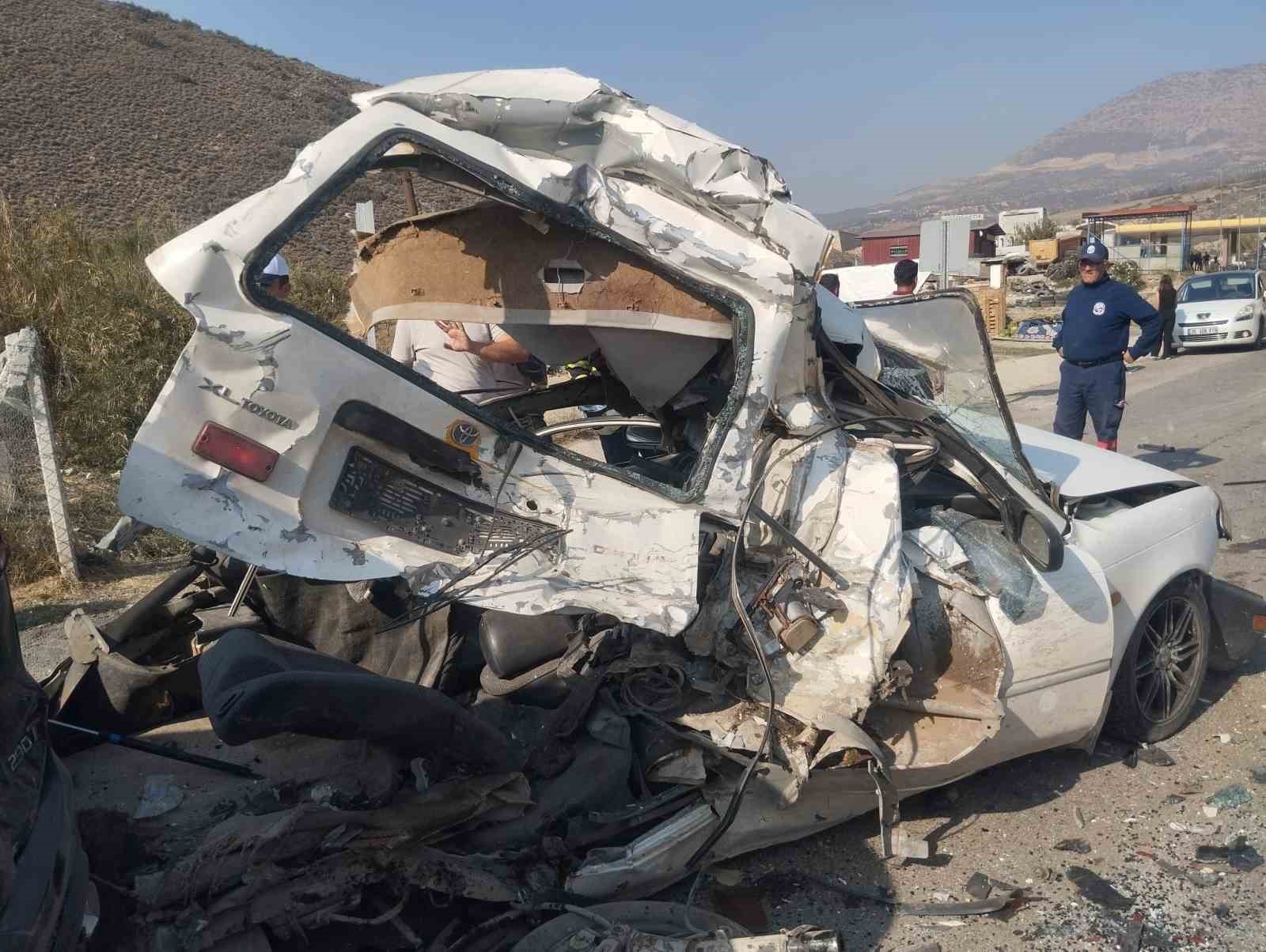 Tır, ışıkta bekleyen 5 aracı biçti