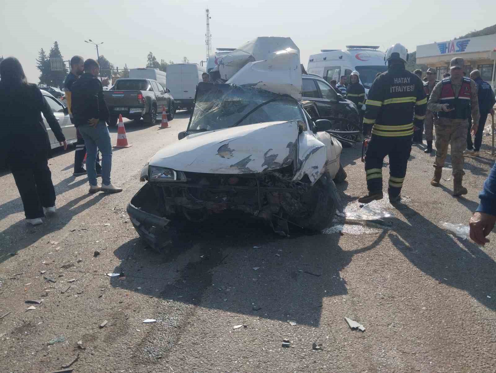 Tır, ışıkta bekleyen 5 aracı bi&ccedil;ti
