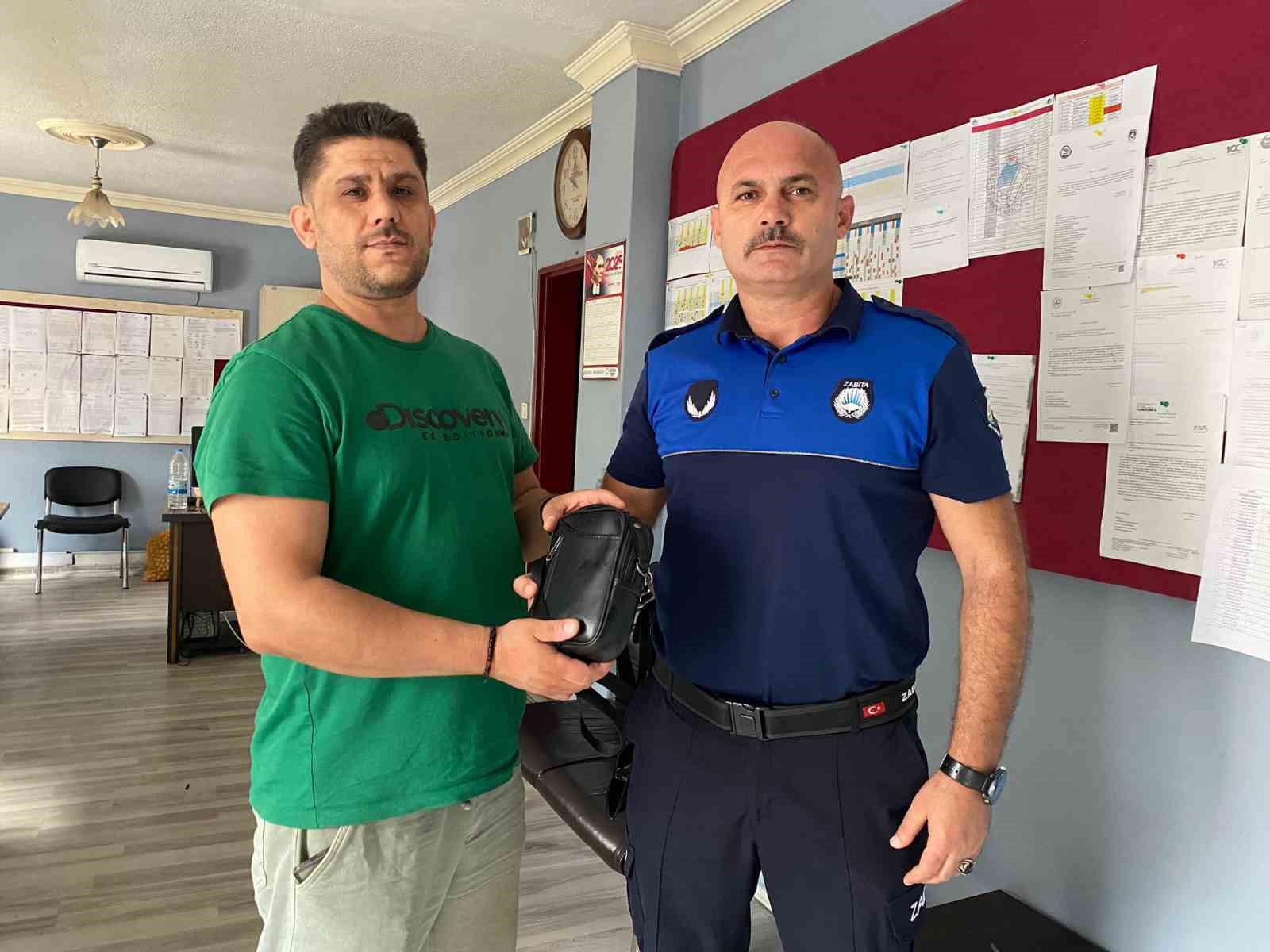 Zabıta ekiplerinin devriye atarken yerde buldukları çanta sahibine teslim edildi