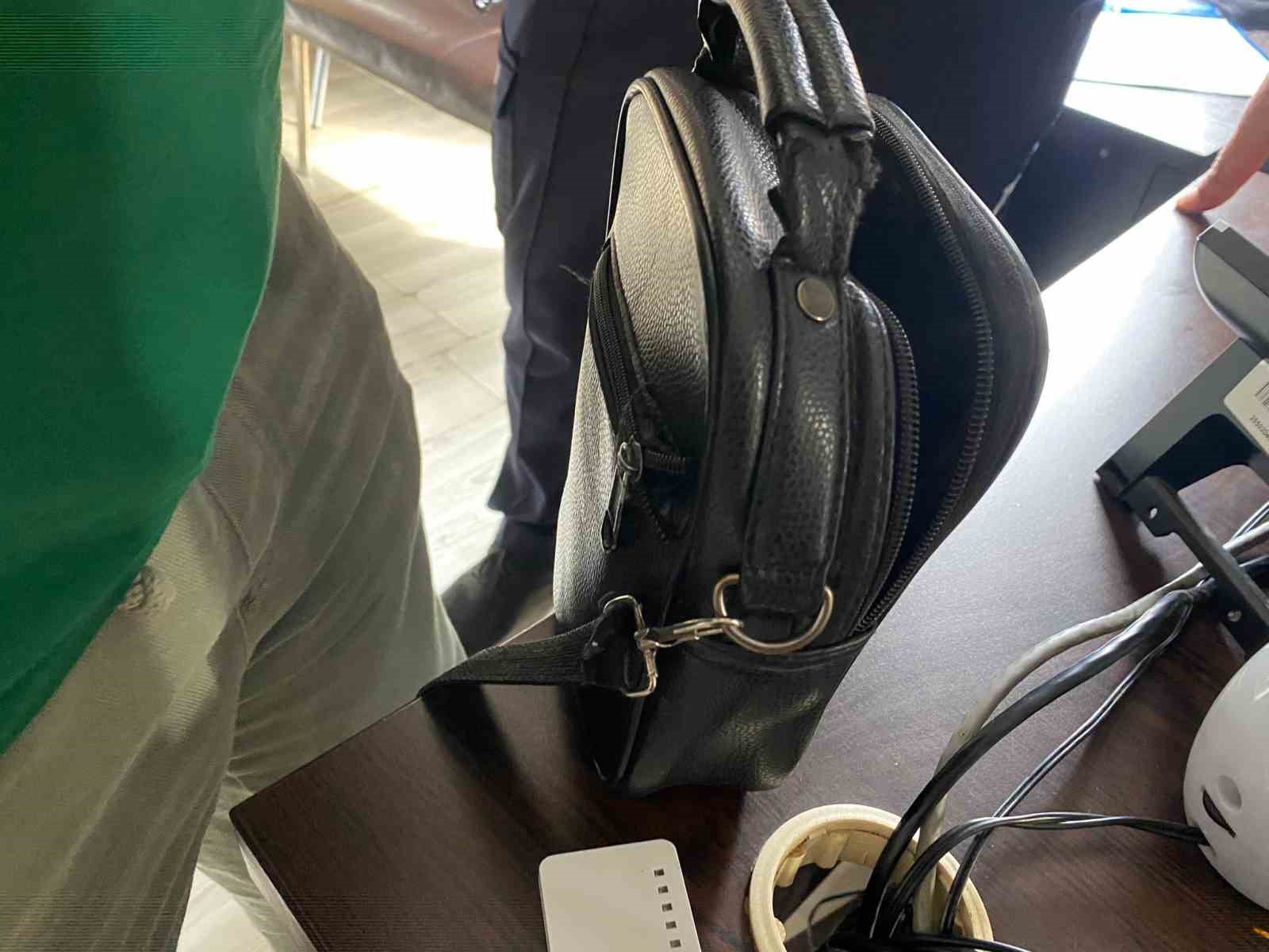 Zabıta ekiplerinin devriye atarken yerde buldukları &ccedil;anta sahibine teslim edildi
