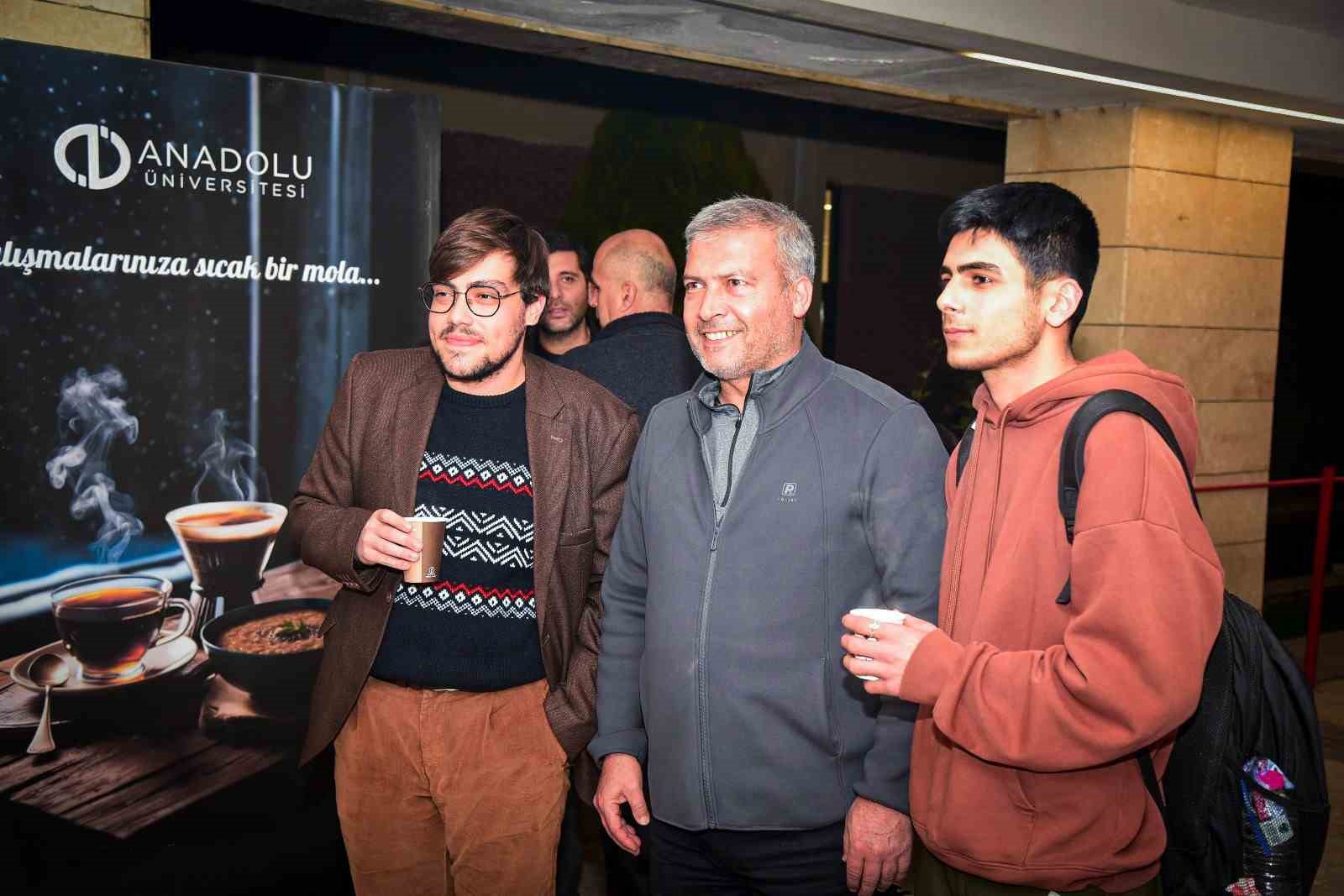 Anadolu &Uuml;niversitesi&rsquo;nden sınav haftasında &ouml;ğrencilere &ccedil;ay, kahve ve &ccedil;orba ikramı
