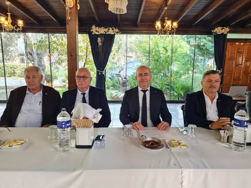 Edremit’te Bakkallar Odası, 20 yılını tamamlayan esnafları plaketle ödüllendirdi