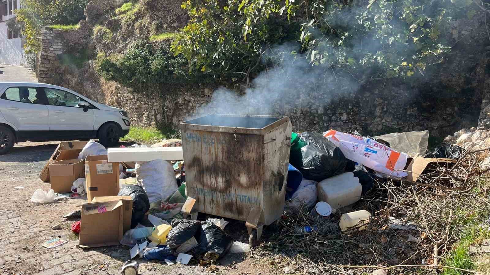 Menteşe’de çöp konteynerinde yangın paniği