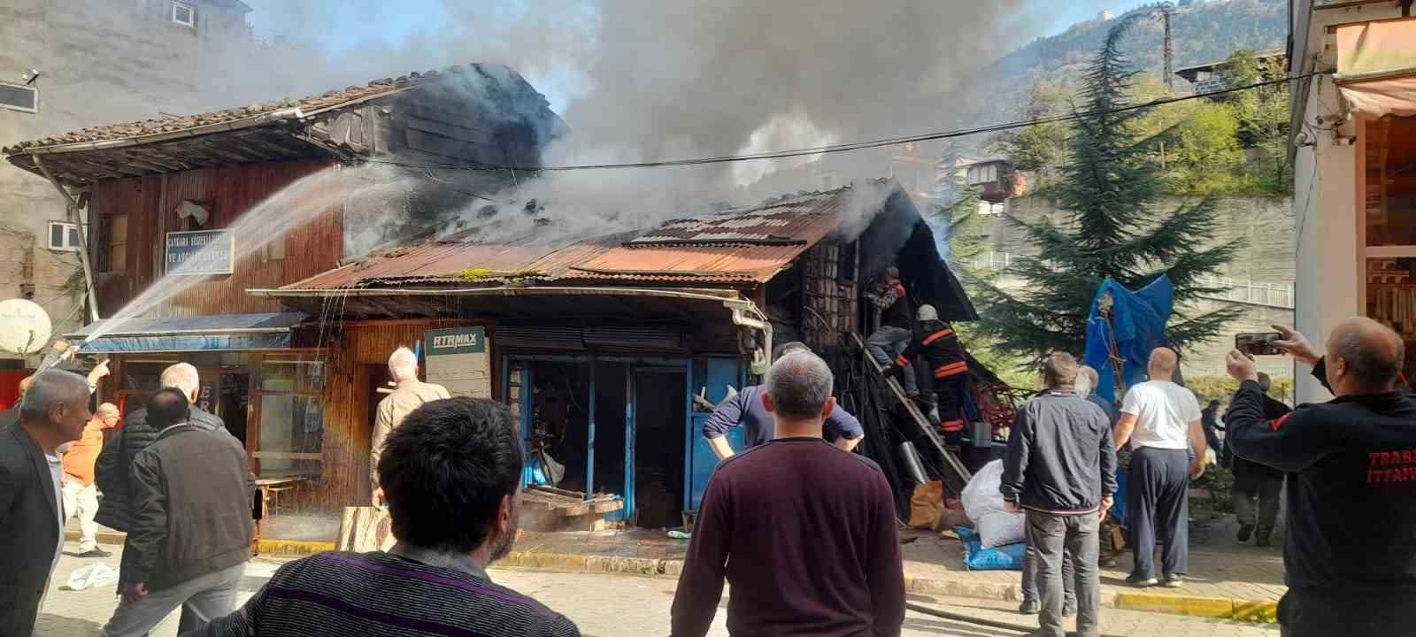 Kalaycı dükkanındaki yangını söndürmek için seferber oldular
