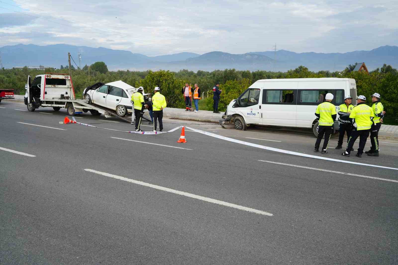 Balıkesir’de işçi servisi ile otomobil çarpıştı: 1 ölü, 4 yaralı
