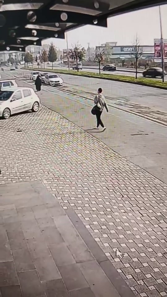 Park halindeki aracı çizip hiçbir şey olmamış gibi yoluna devam etti
