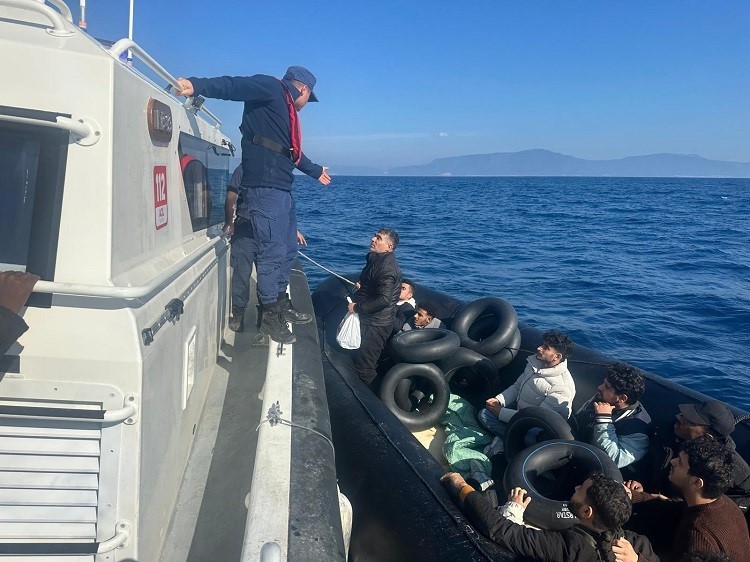 İzmir açıklarında 14 göçmen kurtarıldı, 35 göçmen yakalandı
