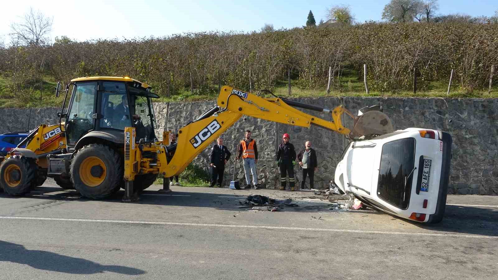 Ordu’da otomobil ile kamyonet çarpıştı: Baba öldü, sürücü oğlu ve diğer sürücü ağır yaralandı
