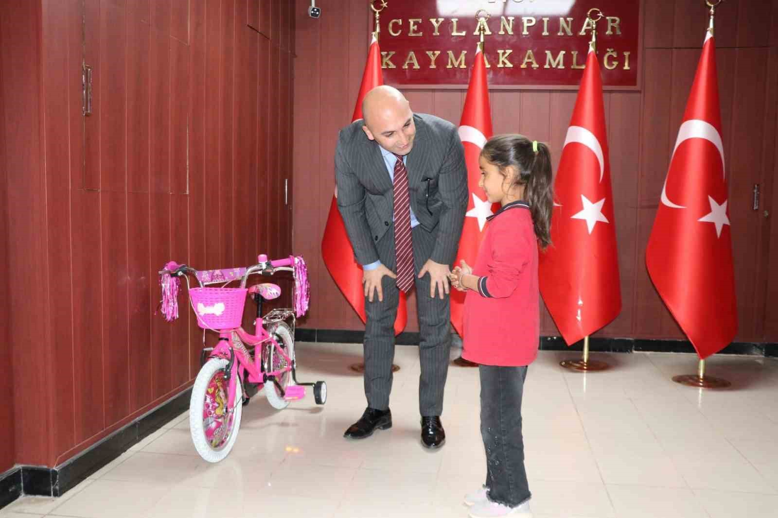 Minik kızın bayrak sevgisi takdir topladı
