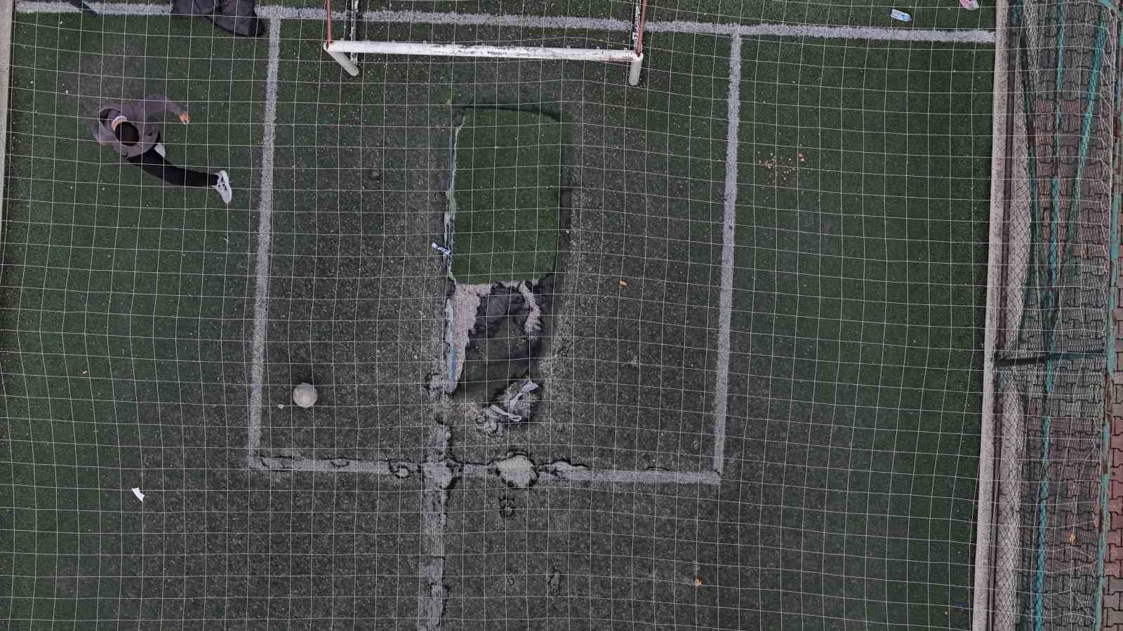 Parktaki halı sahayı, tarlaya çevirdiler
